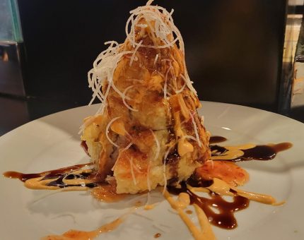 Inside: baby lobster, crab meat and avocado
Outside: fried tempura drizzled with sweet and spicy sauce