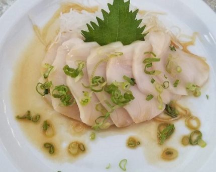 Sashimi comes with 7 pcs.