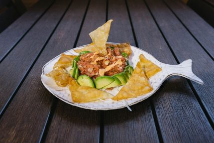 Mixture of tuna, cilantro, macadamia nuts, ginger, avocado and white onion,
with a sweet and spicy sauce, served with wonton chips