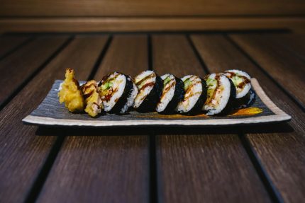 Inside: salmon tempura, avocado and cucumber
Outside: crunch flakes with sweet sauce